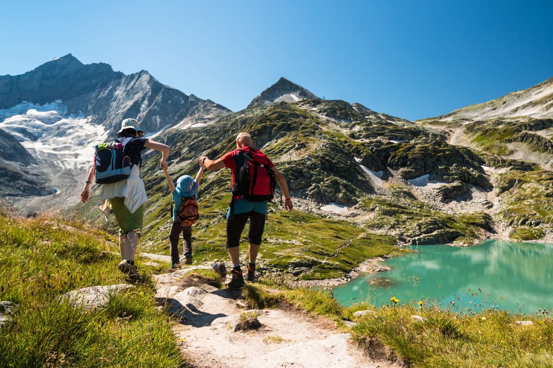 Drumeții pentru întreaga familie: un ghid complet pentru trasee montane captivante