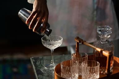 Baruri speakeasy în București: tur secret al cocktailurilor