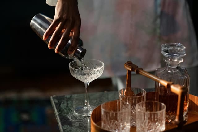 Baruri speakeasy în București: tur secret al cocktailurilor
