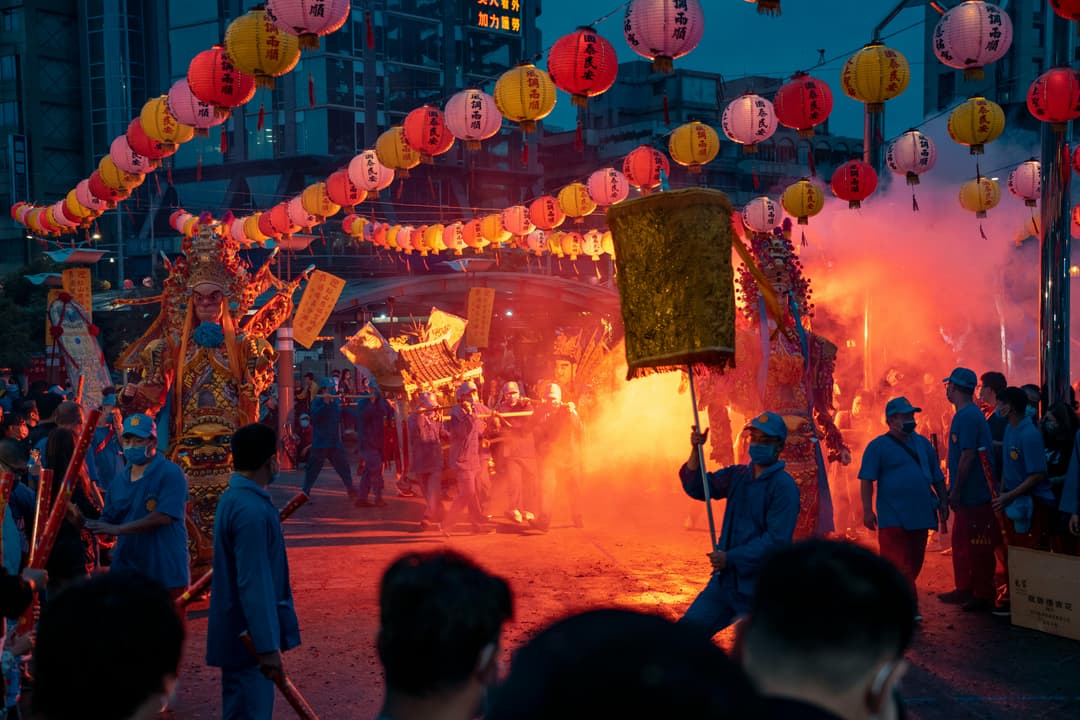 Cum am dansat cu localnicii sub licăr de lampion