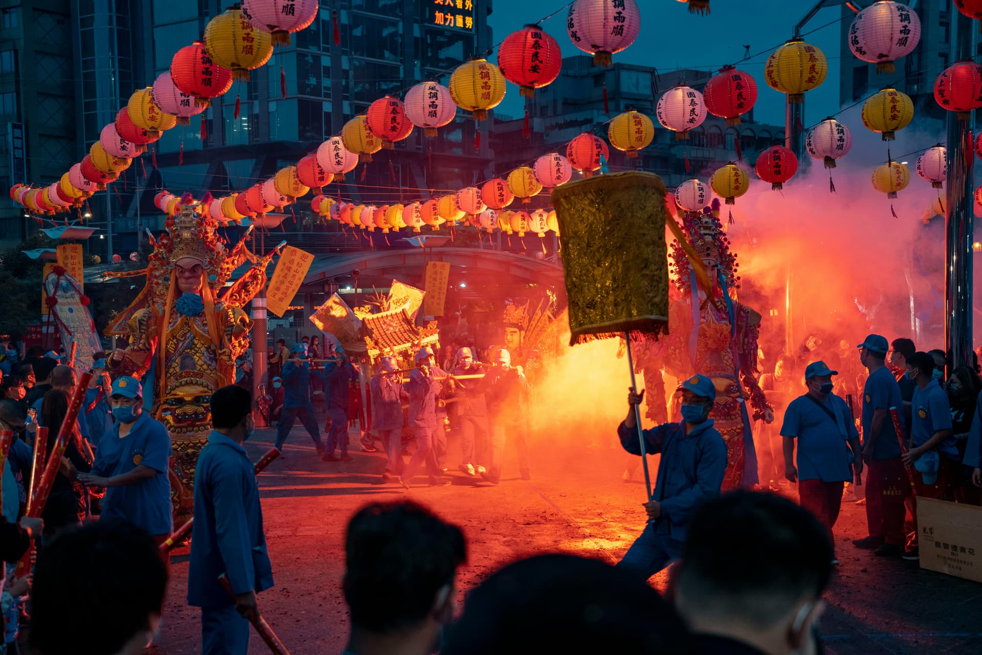 Cum am dansat cu localnicii sub licăr de lampion