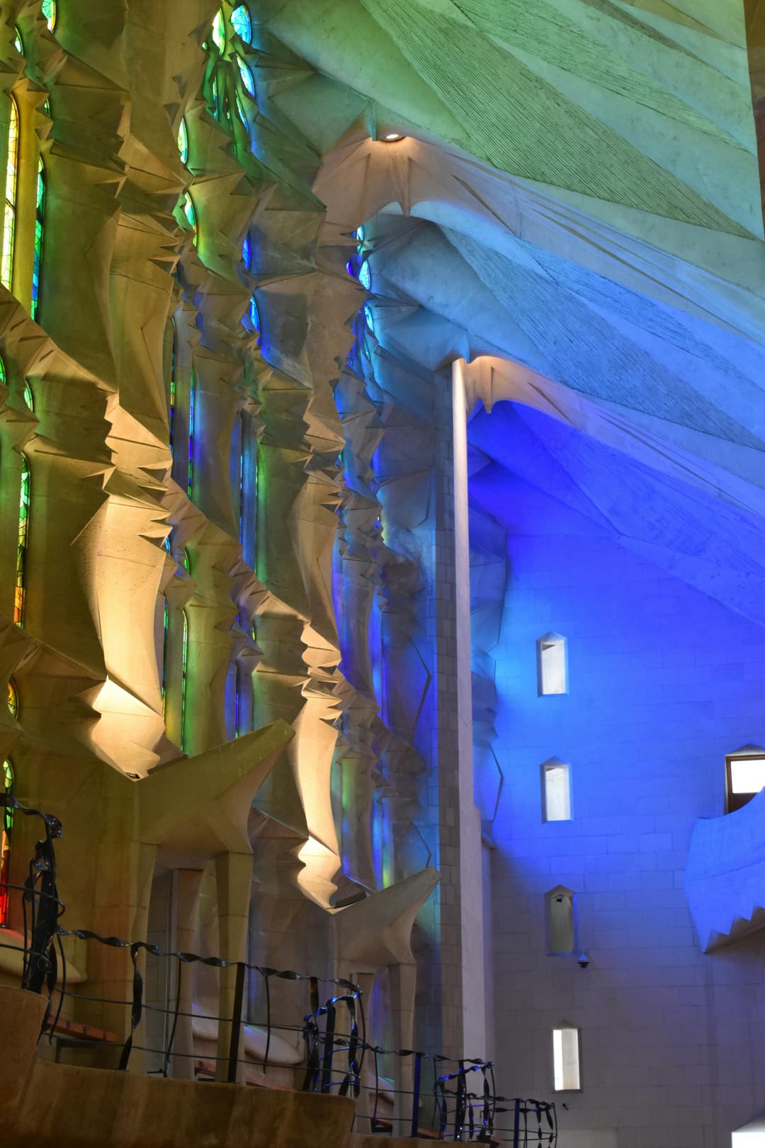 La Sagrada Familia: o catedrală pictată în culori ca-n vis
