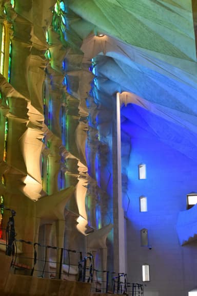 La Sagrada Familia: o catedrală pictată în culori ca-n vis