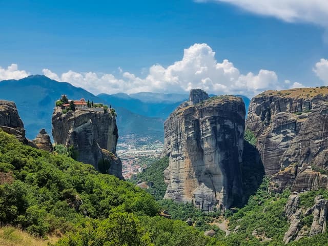O zi în inima Bucovinei: mănăstiri pictate și peisaje de poveste