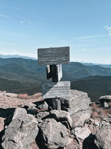 Trasee montane pentru începători: ghidul drumețiilor ușoare
