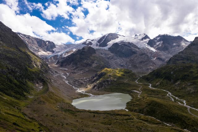 Aventură în Munții Retezat: lacuri glaciare și vârfuri înalte