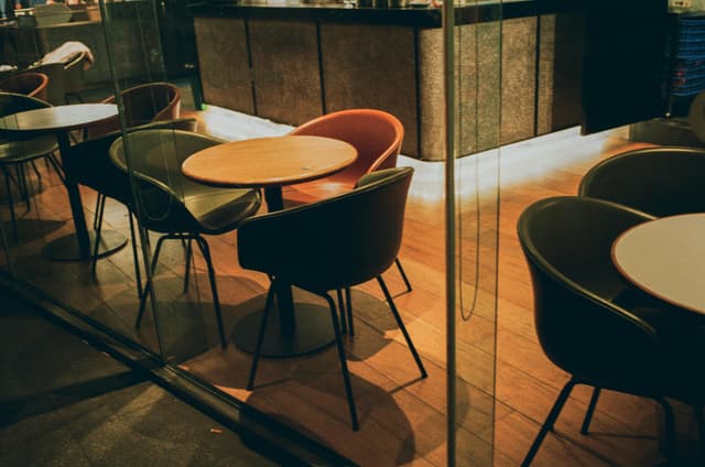 Co-work & coffee: spații de lucru cu atmosferă arcadiană în Oradea