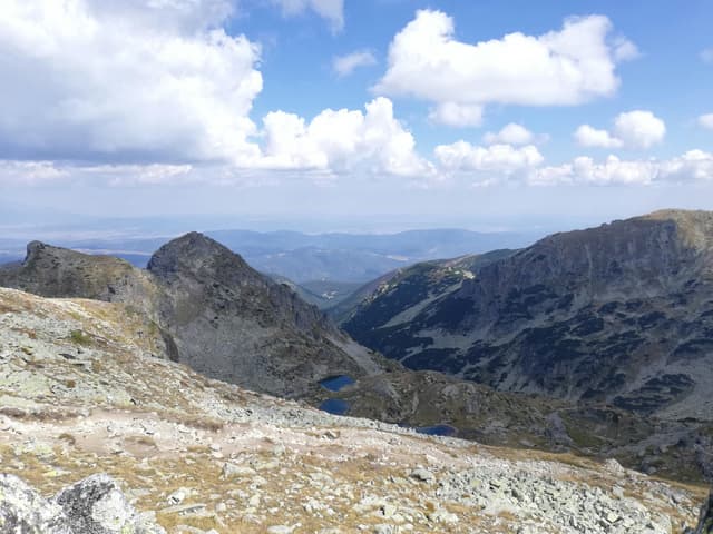 Răsărituri de poveste: cum să-ți începi ziua cu soarele pe vârful muntelui