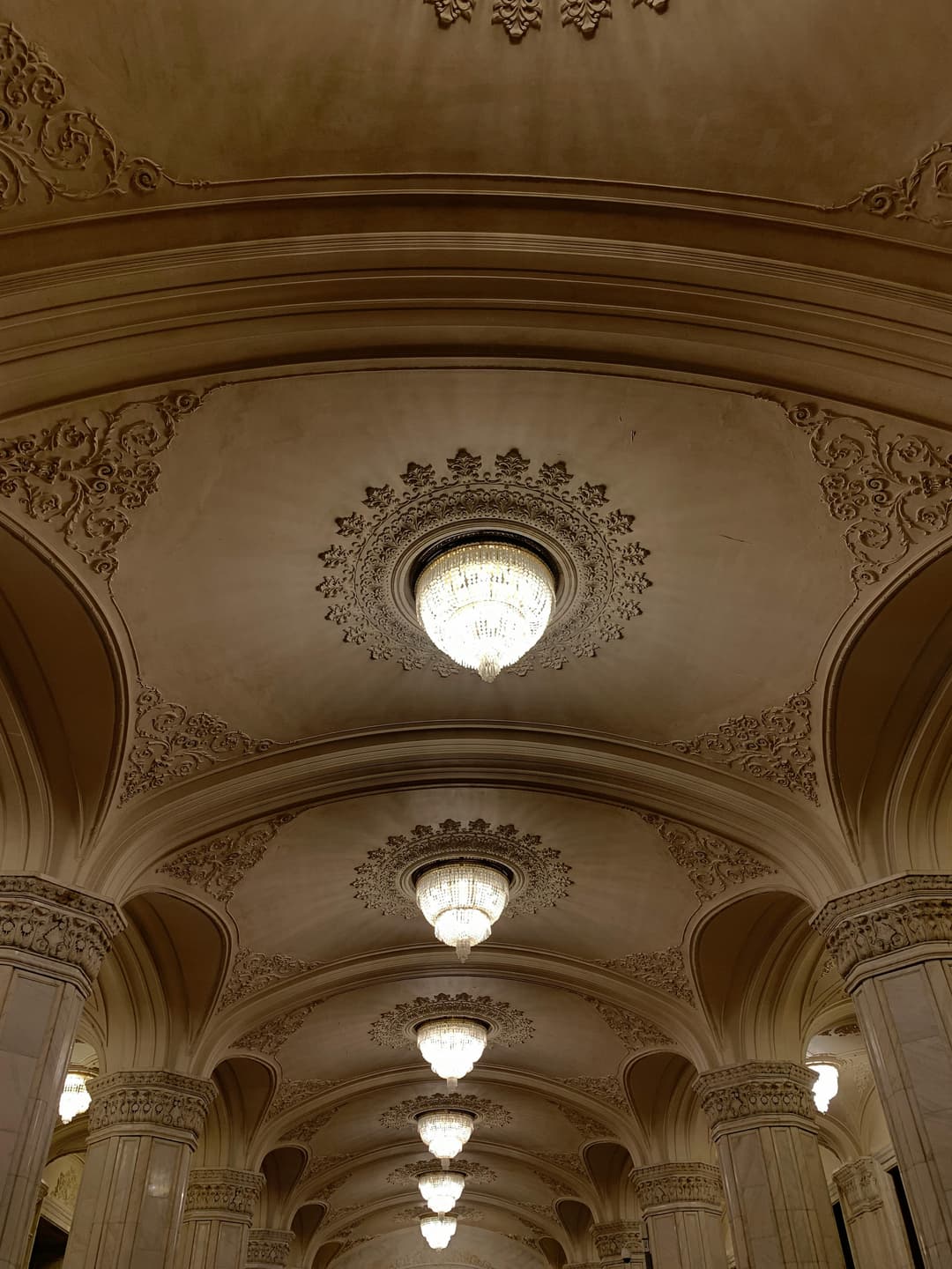 Vizită la Casa Poporului din București – merită timpul?