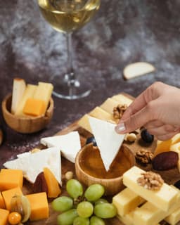 Traseu al degustării locale (vin, brânză, dulce)