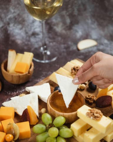 Traseu al degustării locale (vin, brânză, dulce)