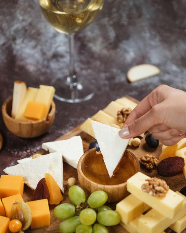 Traseu al degustării locale (vin, brânză, dulce)
