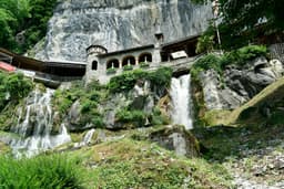 Aventură în Munții Apuseni: peșteri și cascade ascunse