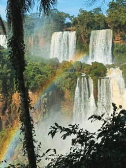 La Iguazu: curcubeie și cascadorii pe-o pagină de vacanță