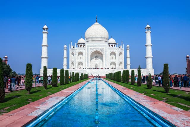 Oglinda de marmură: reflexii despre iubire la Taj Mahal