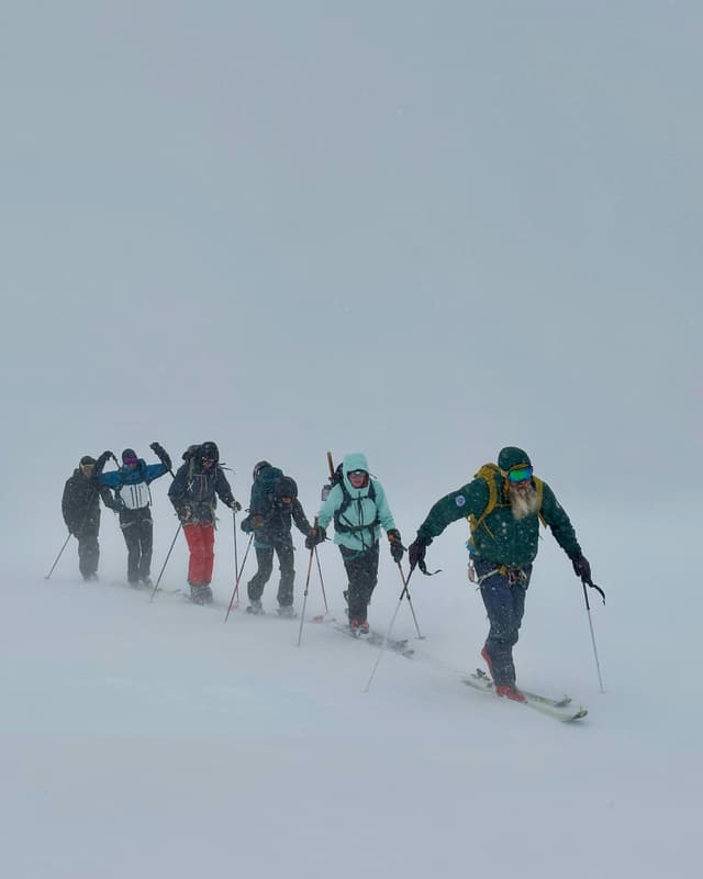 Ghid de supraviețuire pentru începători în drumeții montane