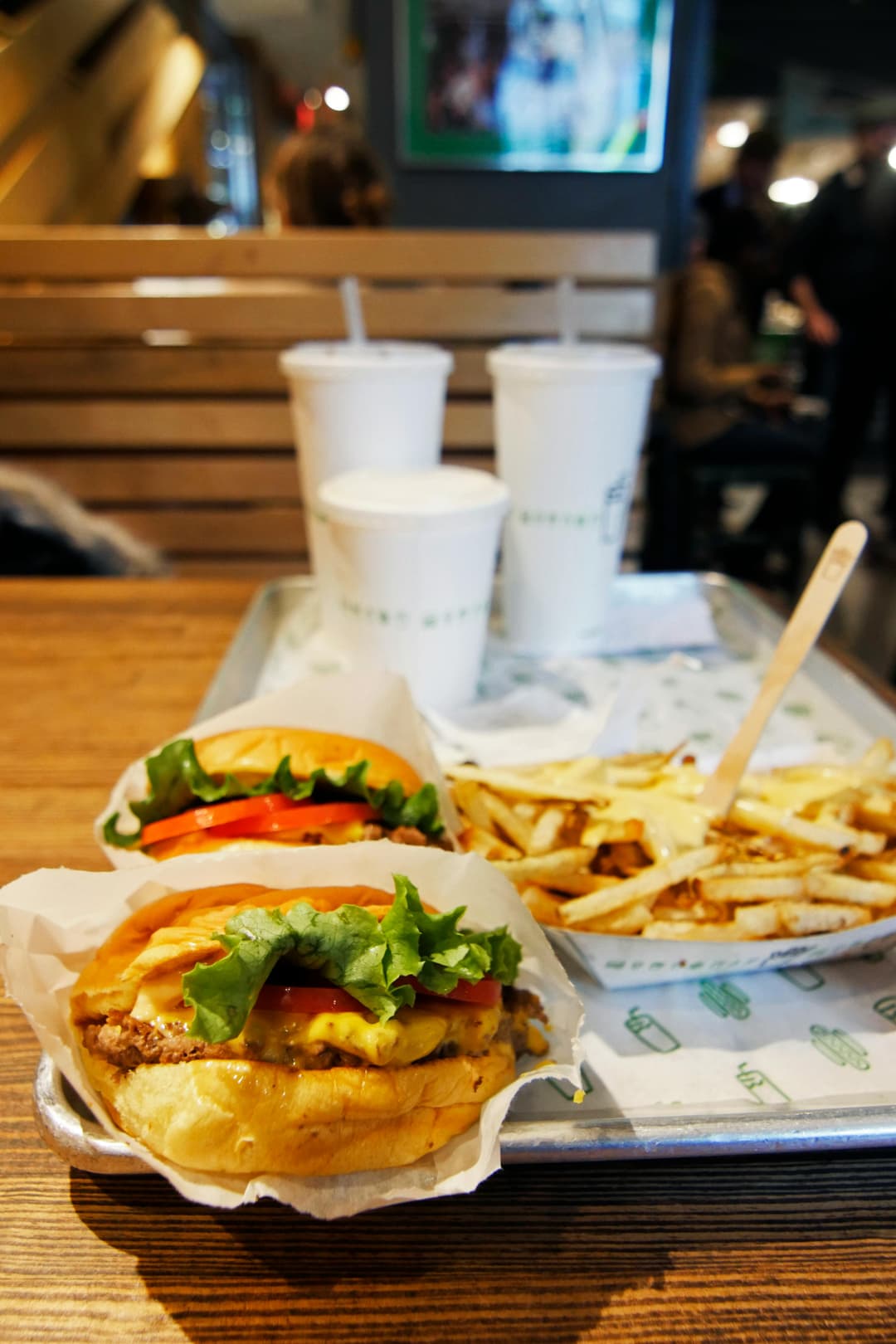 Burgeri pictați cu ketchup: meniu gastrobar