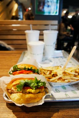 Burgeri pictați cu ketchup: meniu gastrobar