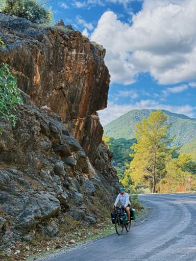 Tururi de bicicletă prin zone neexplorate