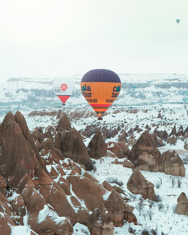 Explorând peisajele spectaculoase ale Munților Cernei