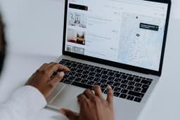 Airbnb vs Booking: cum alegi platforma perfecta pentru cazare