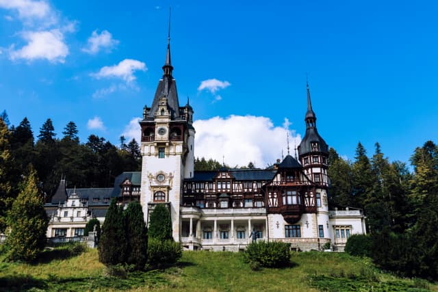 Vizită la Castelul Peleș: istorie și modernizare