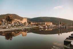 Lacul Roșu: oglinzi lăptate și scufundări istorice