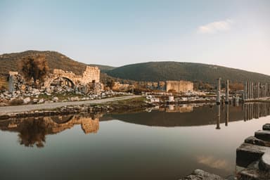 Lacul Roșu: oglinzi lăptate și scufundări istorice