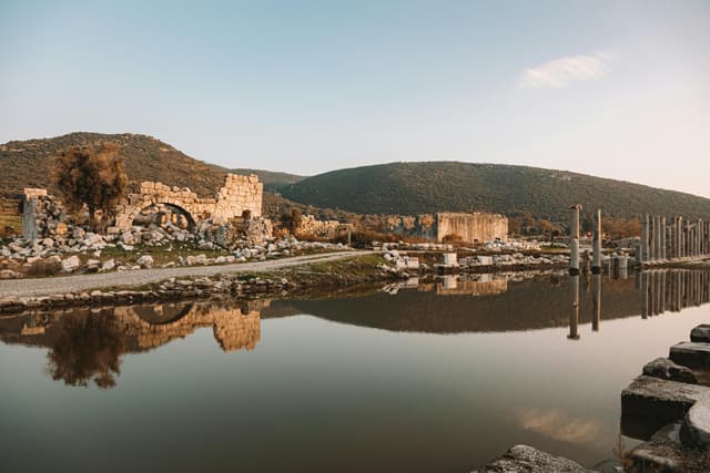 Lacul Roșu: oglinzi lăptate și scufundări istorice