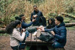 Picnicul cu ursul: cum să împarți sandvișul fără incidente