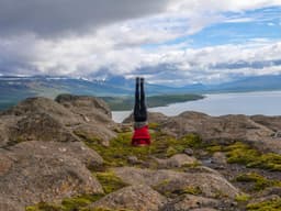Cobra pe potecă: yoga la munte cu vedere la vârf