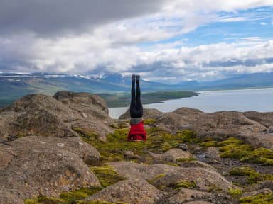 Cobra pe potecă: yoga la munte cu vedere la vârf