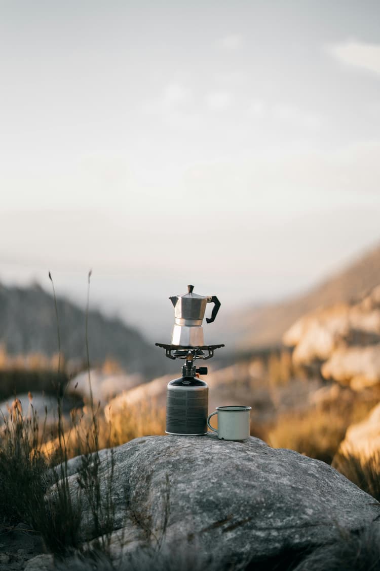 Cafea la altitudine: cum să-ți pregătești licoarea magică pe vârf de munte