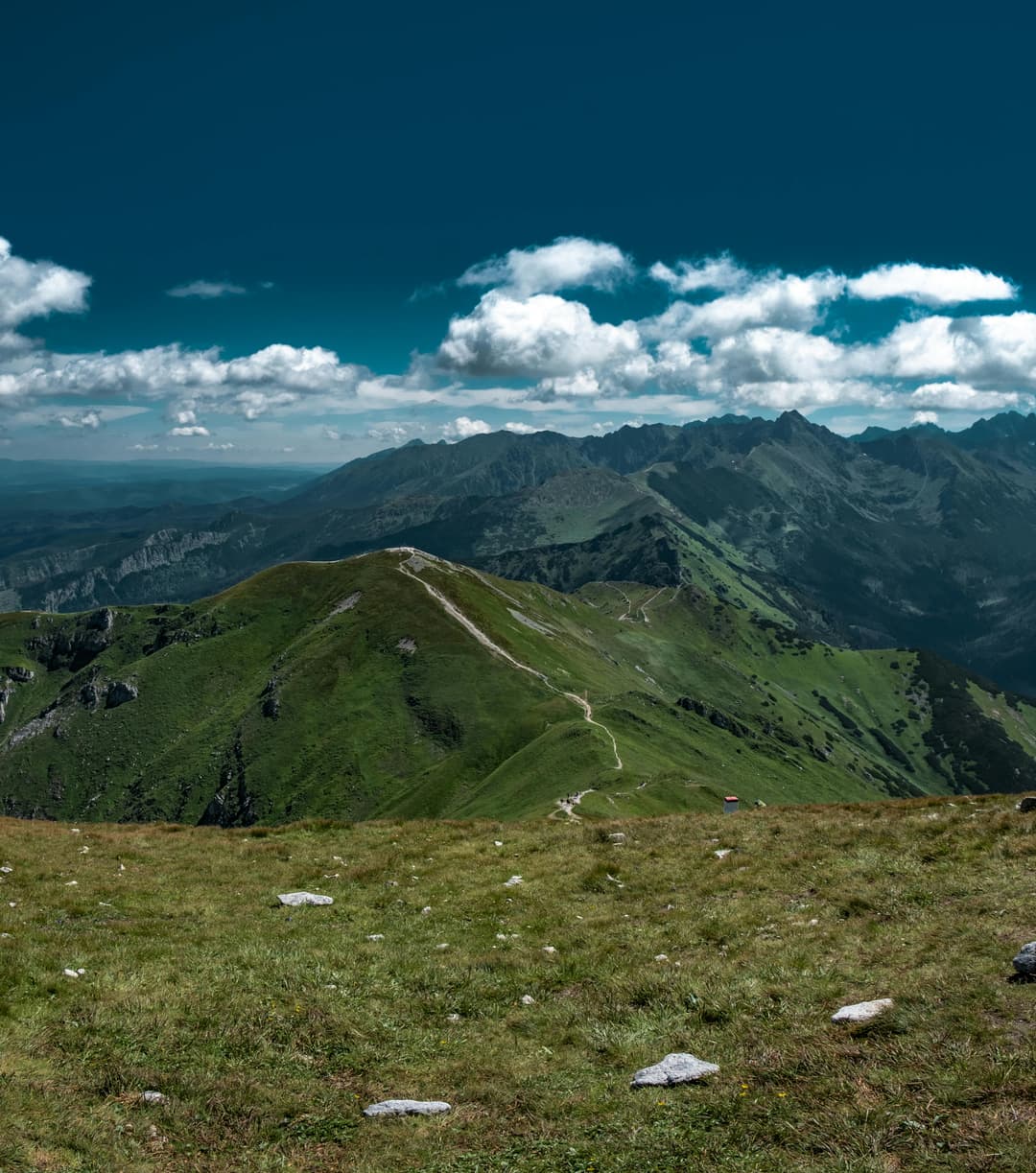 Aventură în aer liber: top 7 trasee de drumeție din România