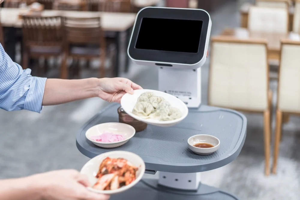 Tehnologia din spatele roboților de servire: cum navighează autonom un robot printr-un restaurant plin?
